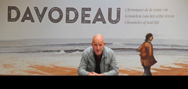 Davodeau devant l'affiche de l'exposition qui lui est consacrée